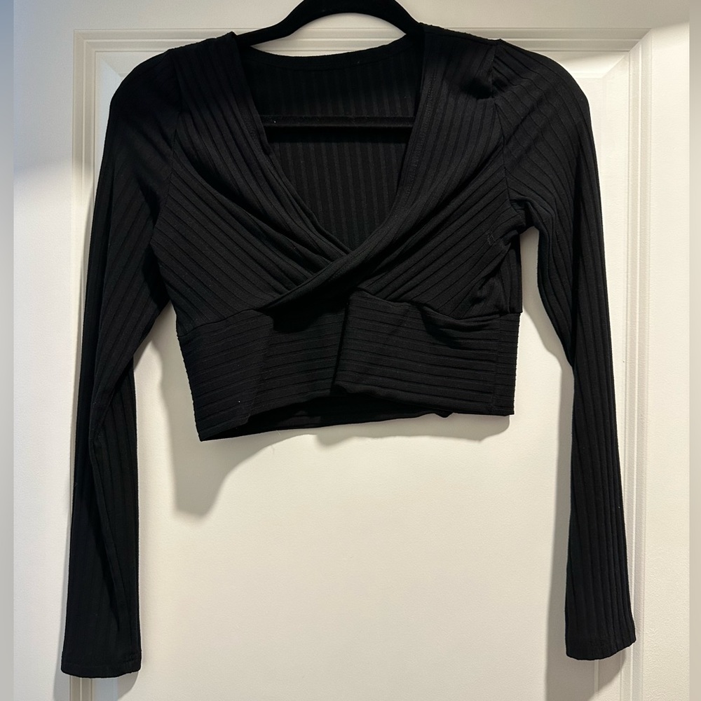 Black v-neck long sleeve cropped top